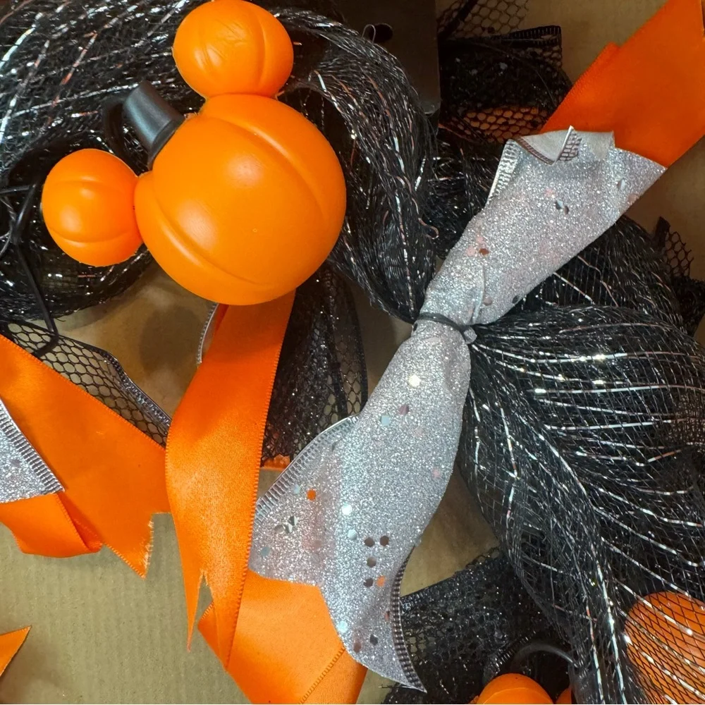 NWT. Disney Halloween Mickey Mouse Musical Lighted Black Wreath Mickey Pumpkins